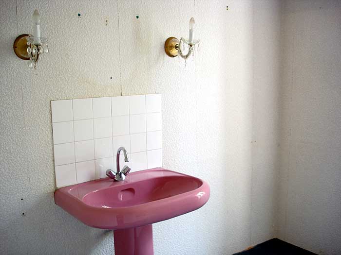 050606.bathroom.jpg